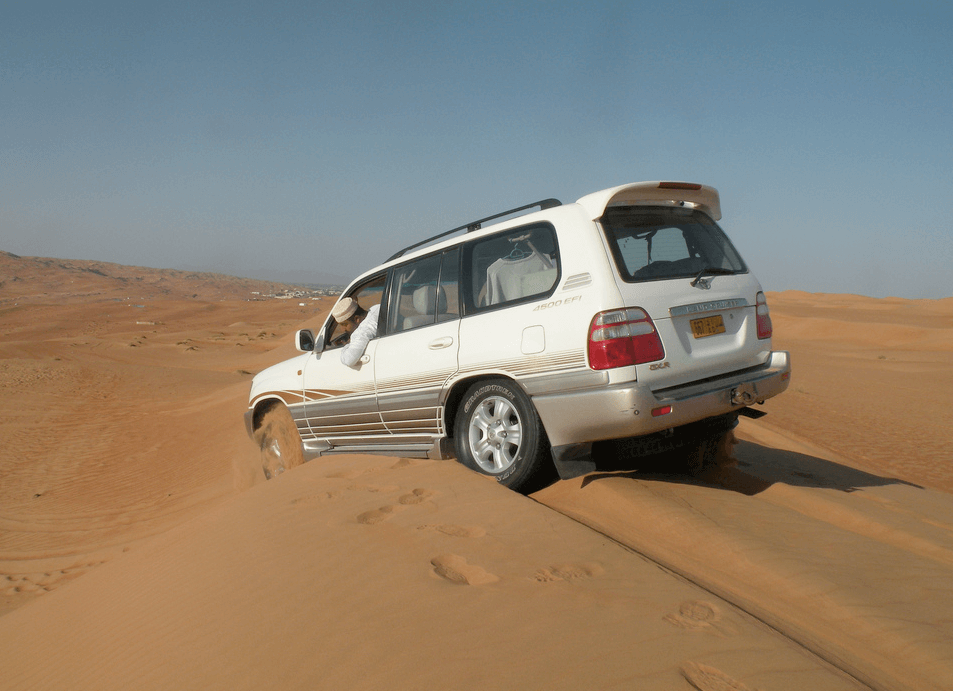 oman _ dubai, jeep in woestijn.png